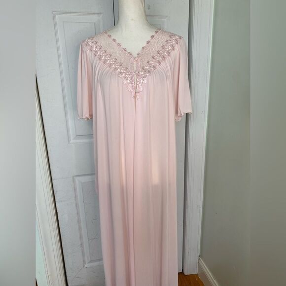 Vintage 80s/90s Soft Pink Flowy & Large Shadow Line Robe - Picture 4 of 11